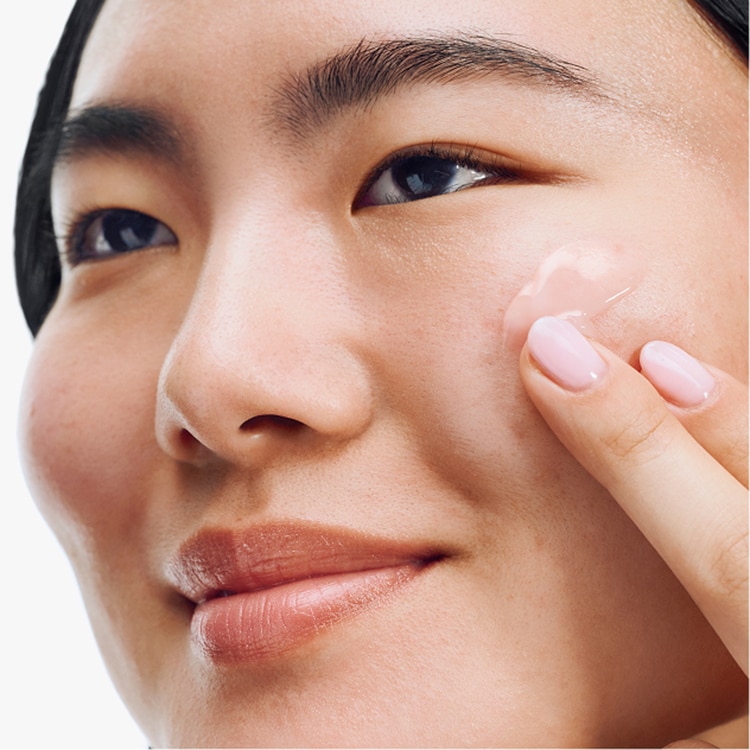 Aplicación de Moisture Surge en la mejilla