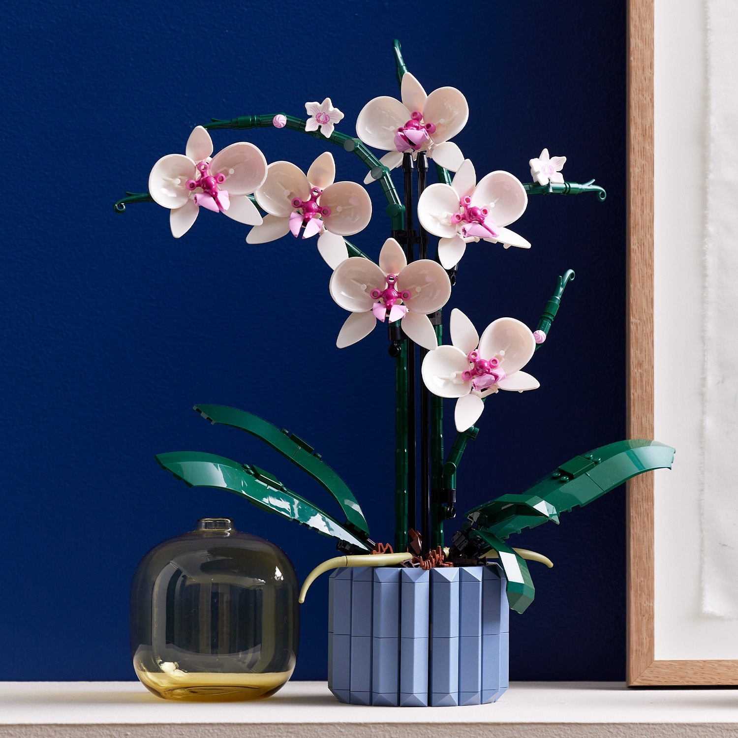 Orquídea LEGO en un espacio interior
