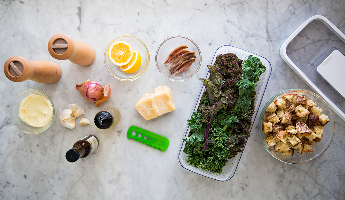 Kale, limón y otros ingredientes dispuestos sobre una encimera